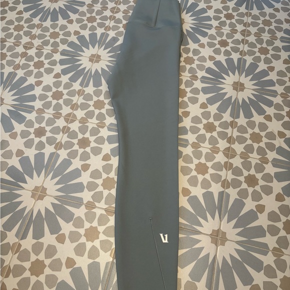 Vuori leggings like new - Picture 3 of 3